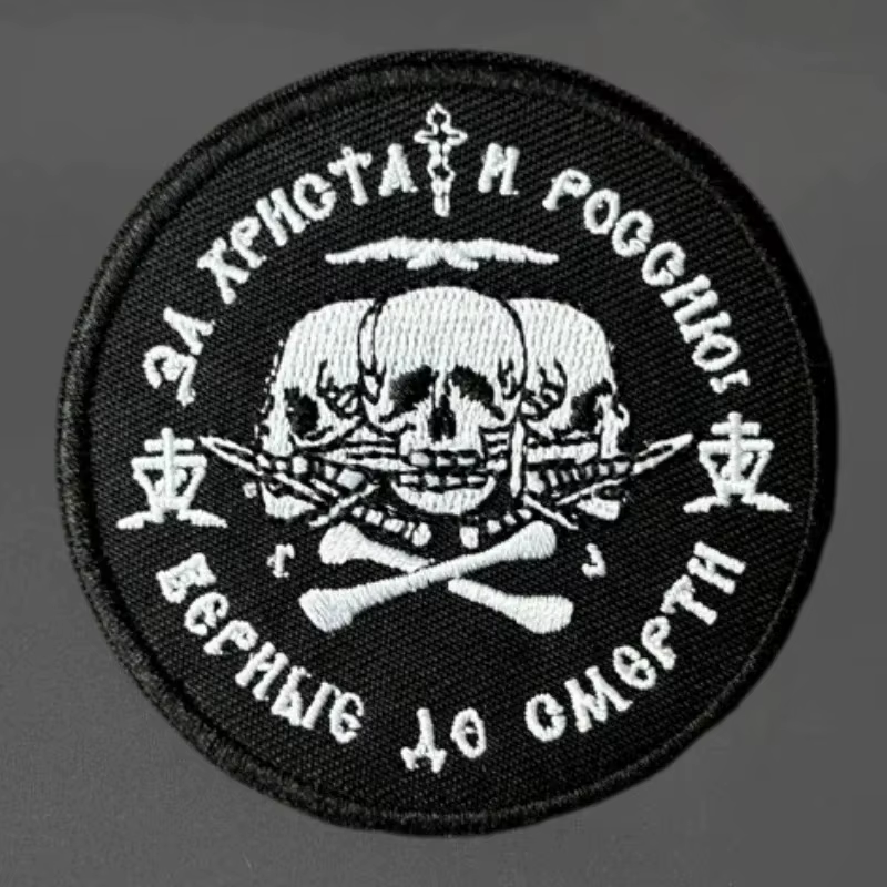 Parche bordado de tres calaveras con sistema de gancho y bucle