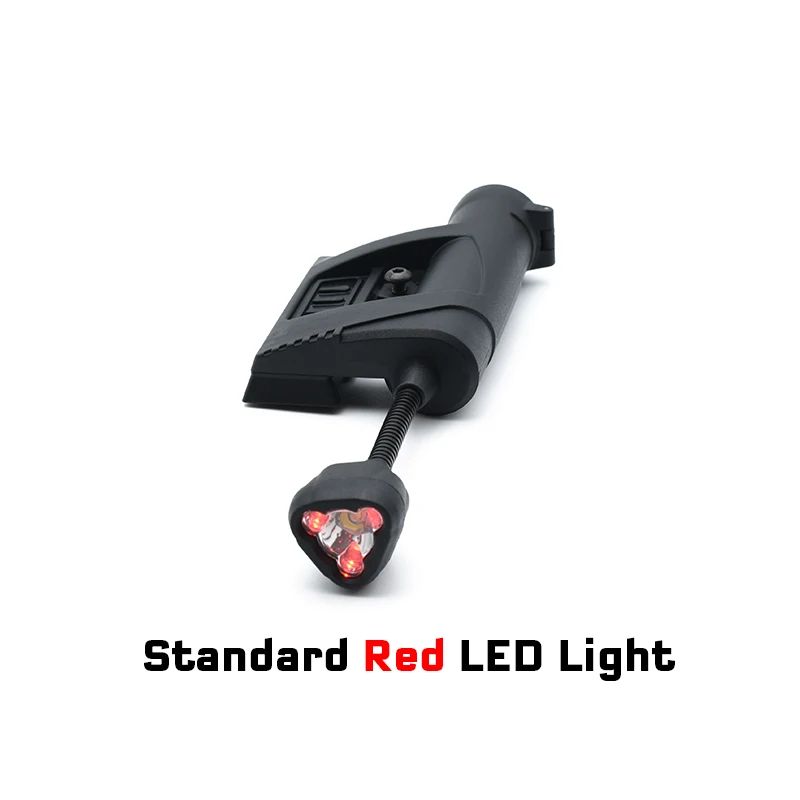 Detalle del sistema de rail y montura de la linterna táctica