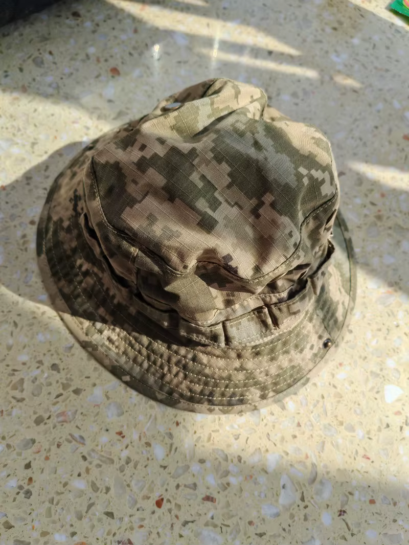 Sombrero en uso durante actividad al aire libre