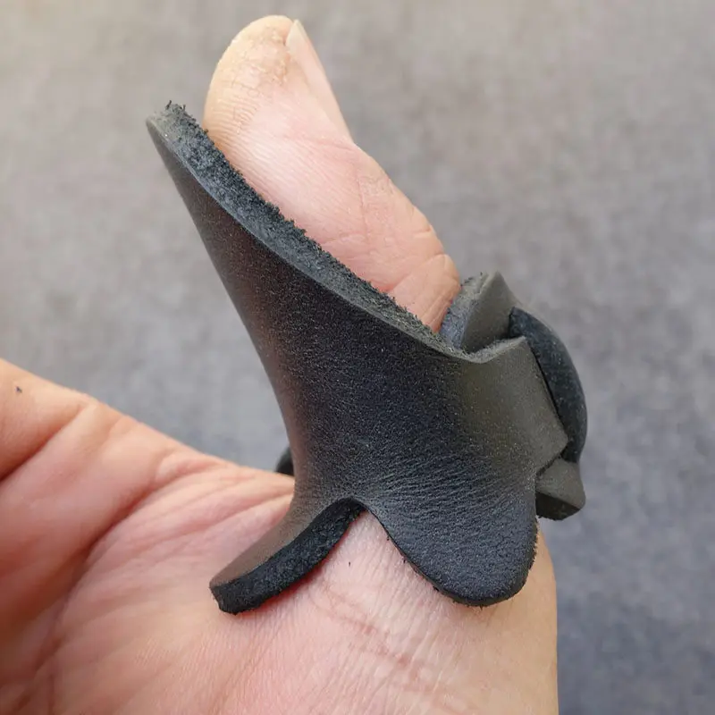 Guante de cuero para tiro con arco mostrando la protección de dedos