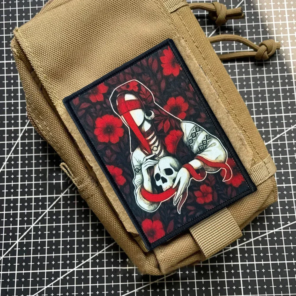 Aplicación del parche sobre mochila táctica