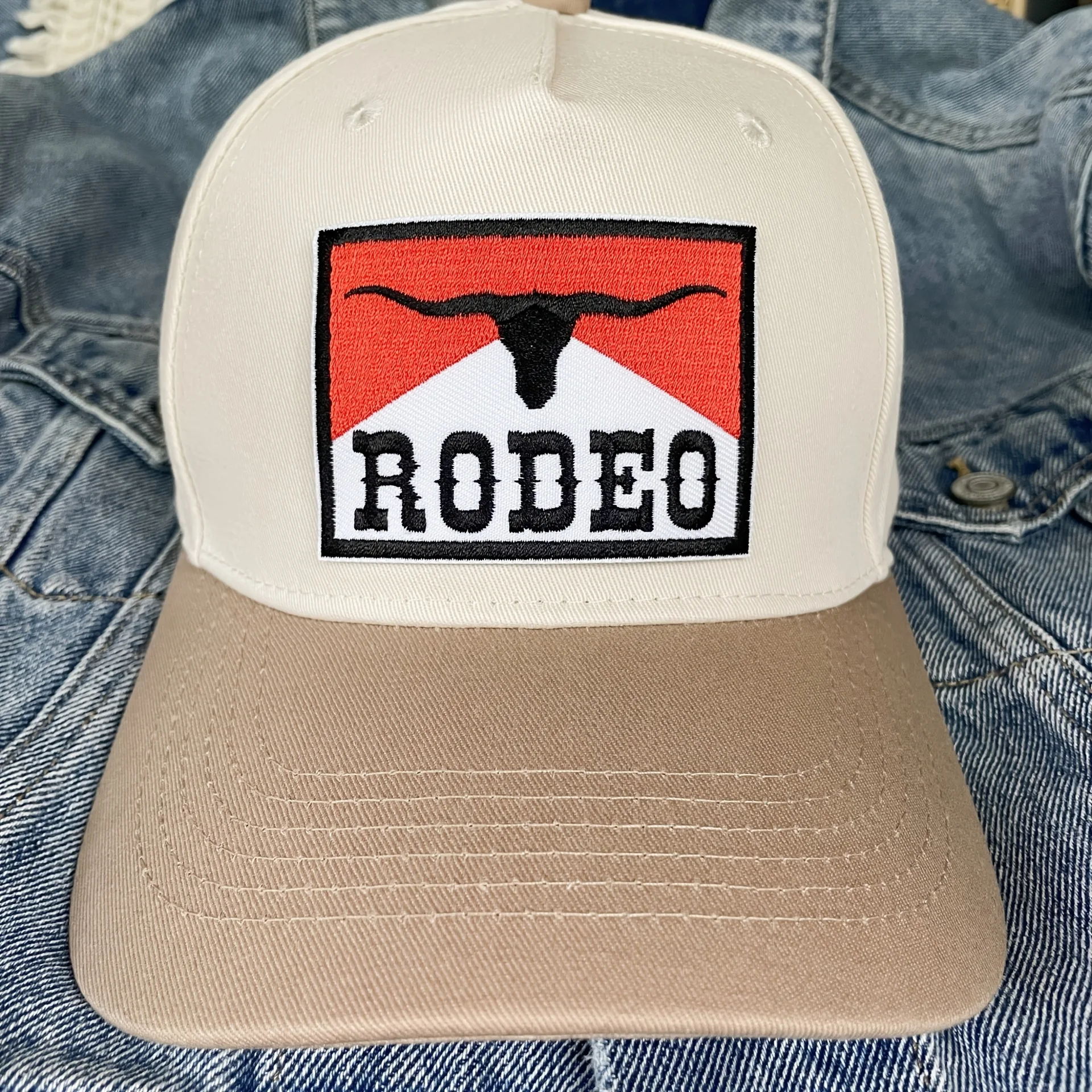 Detalle del bordado compacto y bordes rematados