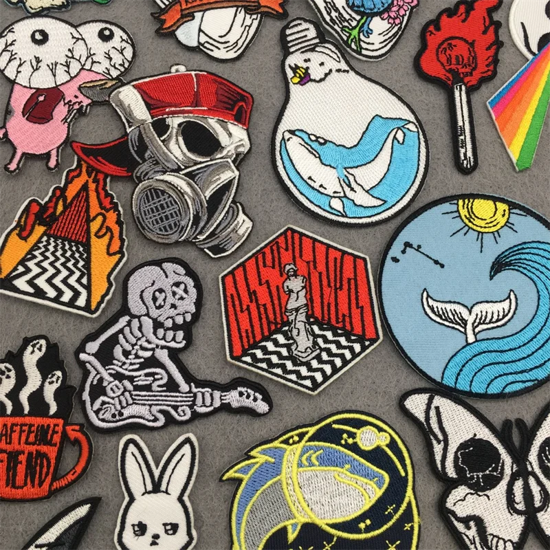 Parche termoadhesivo de calavera aplicado sobre tela