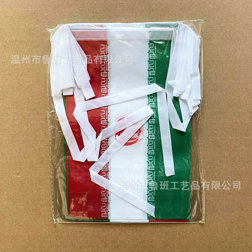 Banderines colgados en un tendedero para fiesta