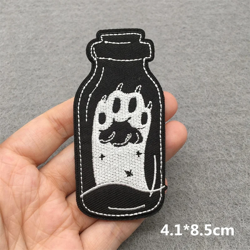 Parche bordado calavera blanco y negro para planchar y coser ropa