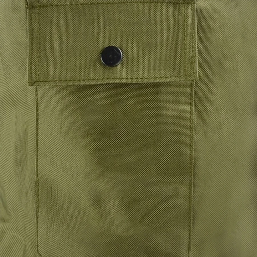 Bolsa en uso outdoor en entorno natural con vegetacion