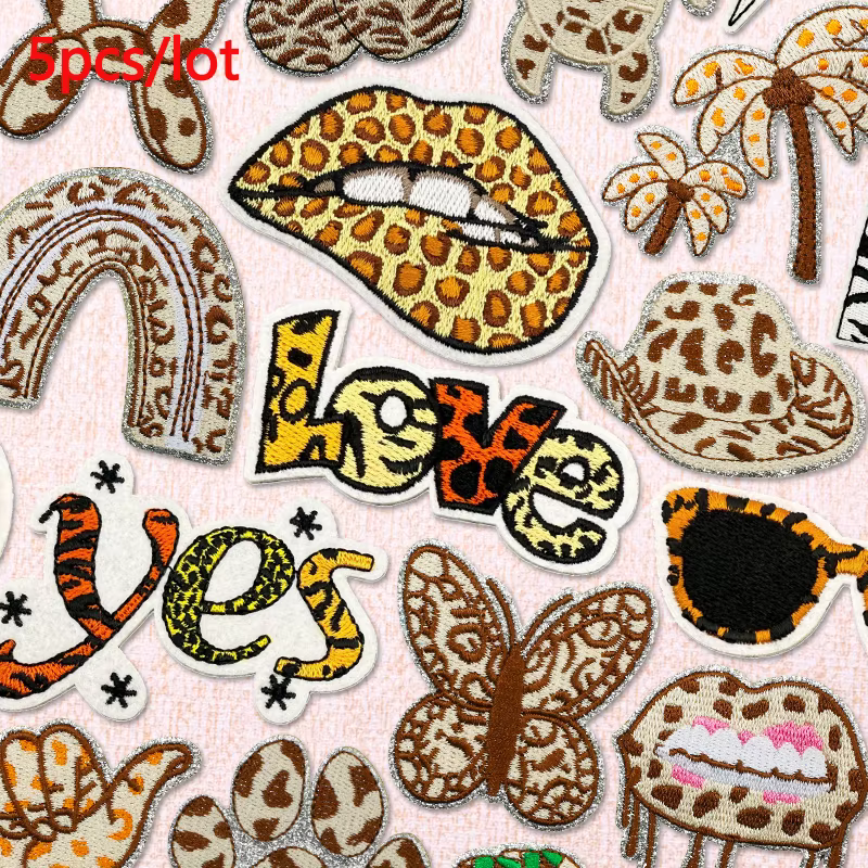Parches termoadhesivos con estampado leopardo y corazón