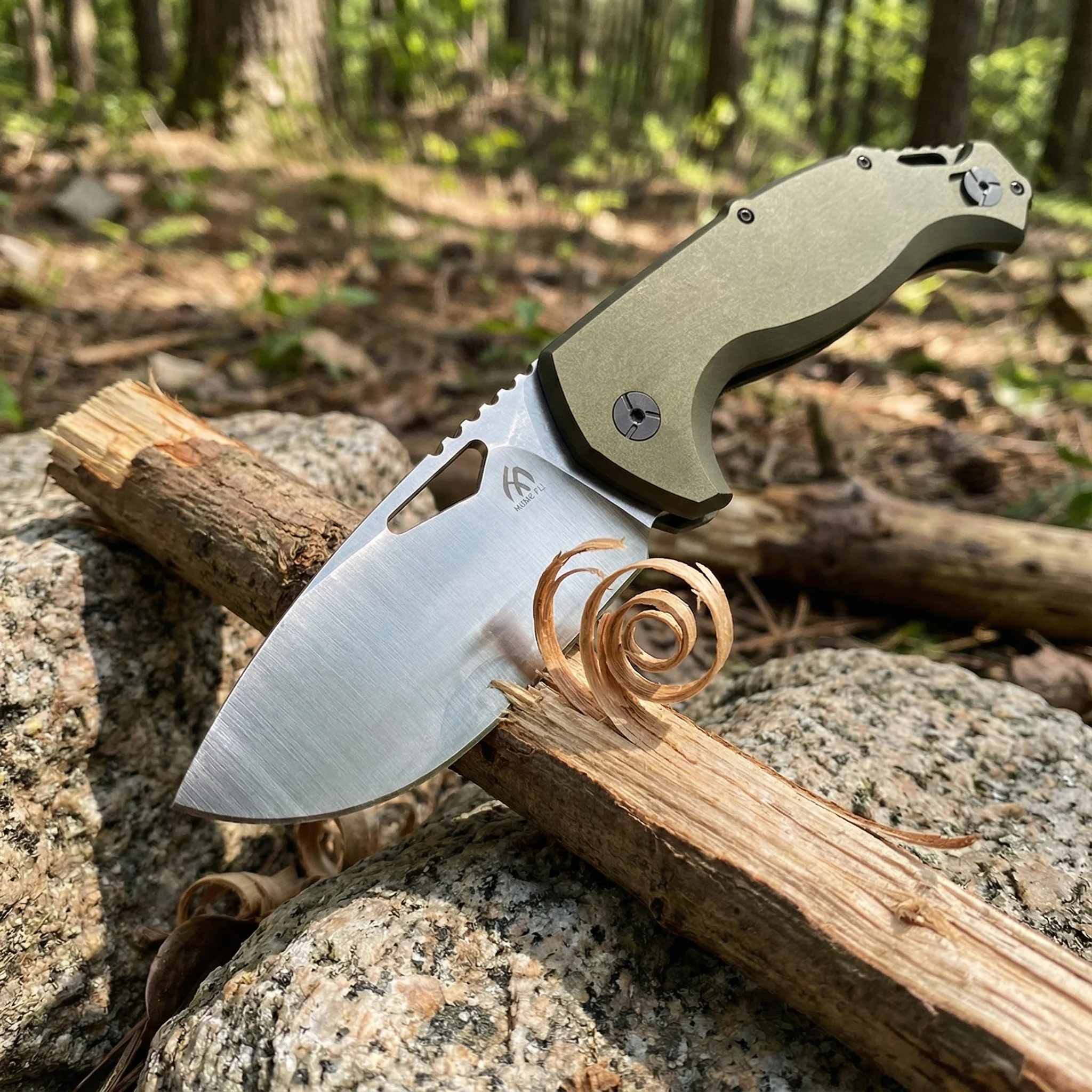 Vista del cuchillo plegable cerrado y compacto