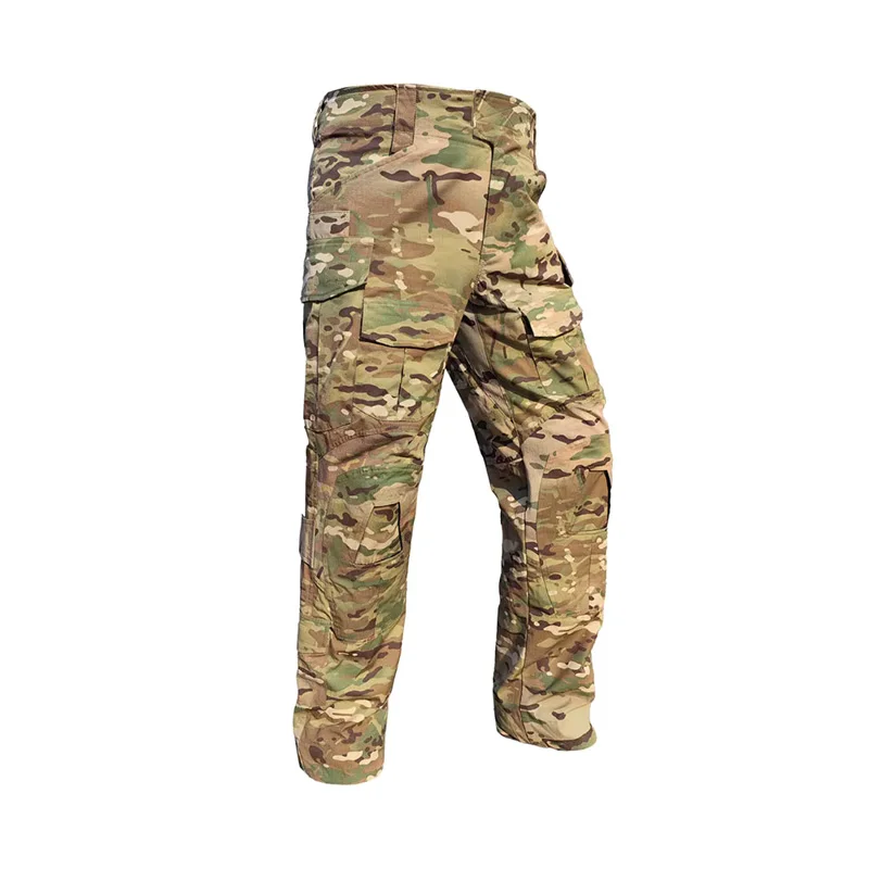 Conjunto completo de ropa táctica en exterior