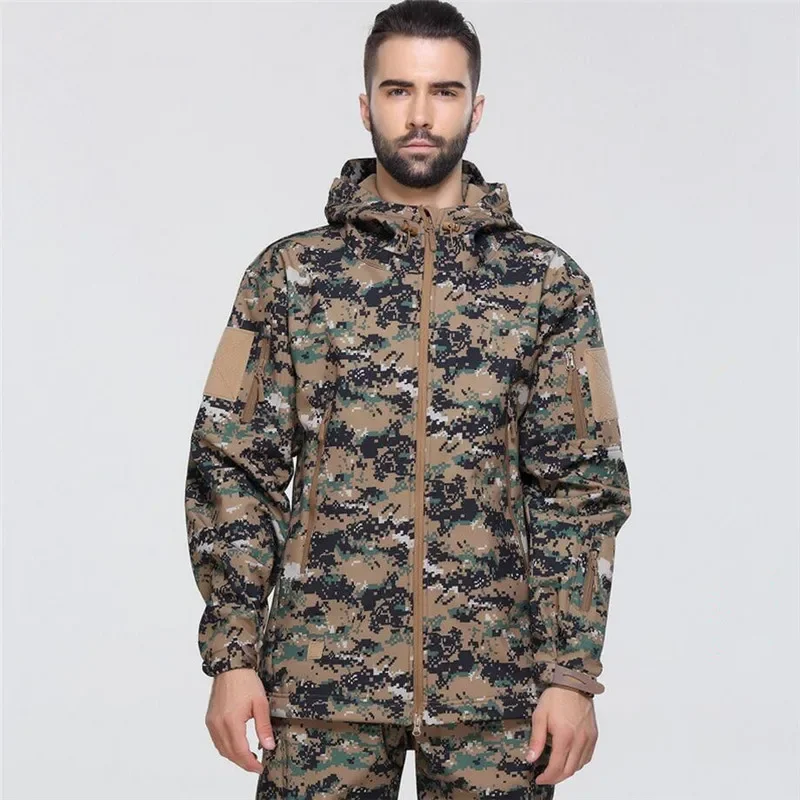 Detalle del conjunto de ropa táctica SoftShell