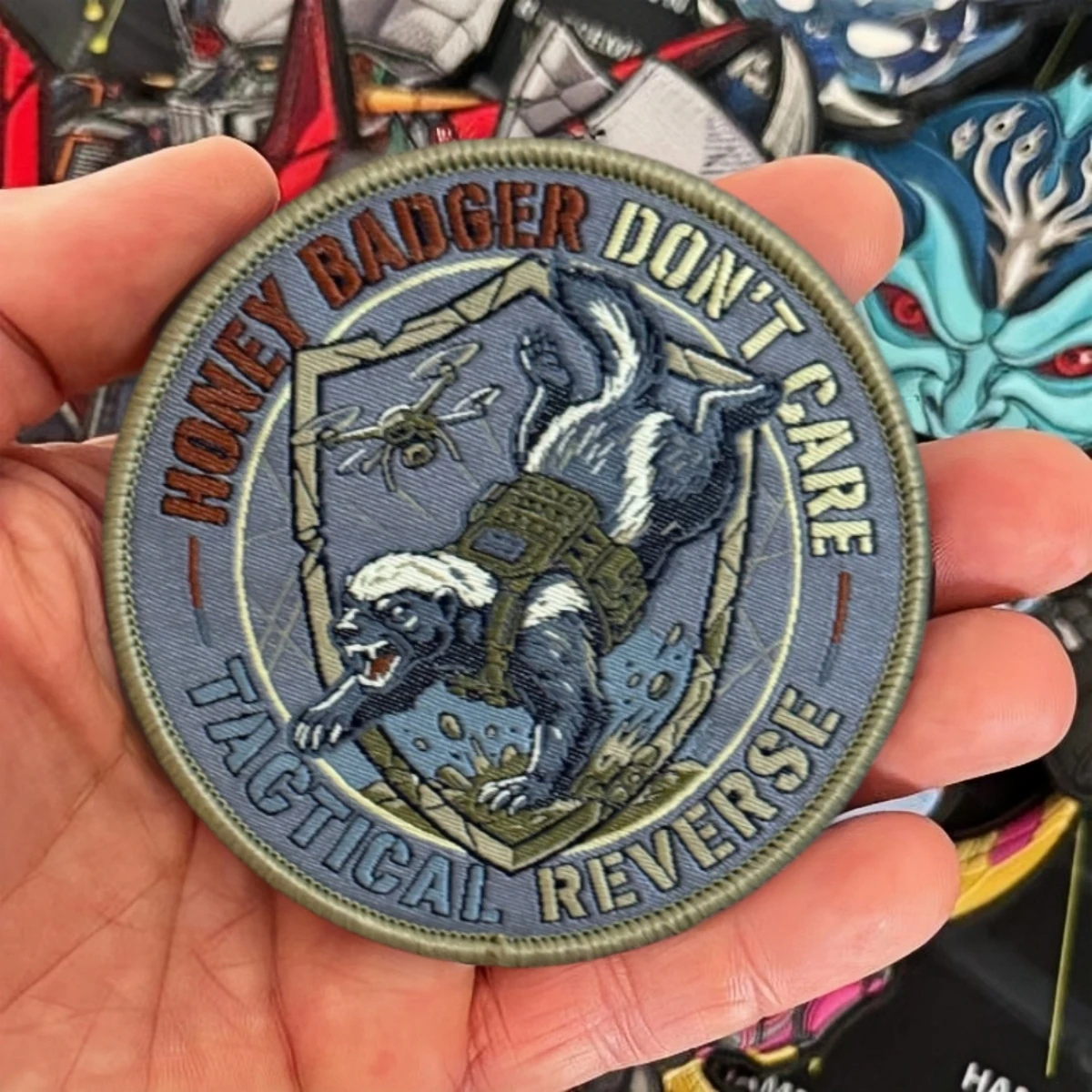 Parche táctico Honey Badger Don't Care adhesivo con gancho y bucle - imagen 3