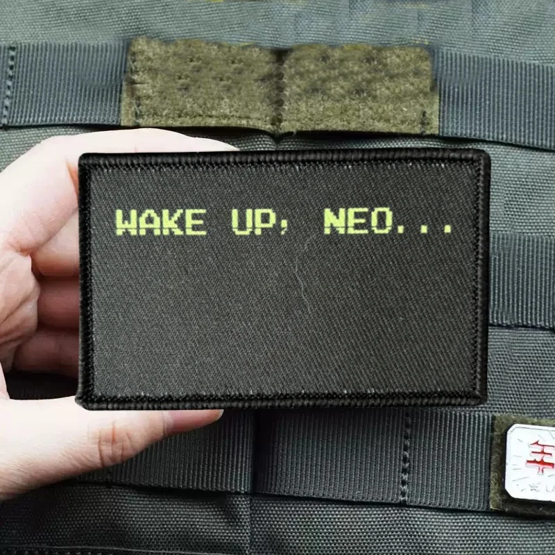 Parche táctico “WAKE UP, NEO…” en detalle