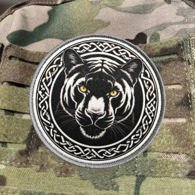 Parches militares en una mochila táctica