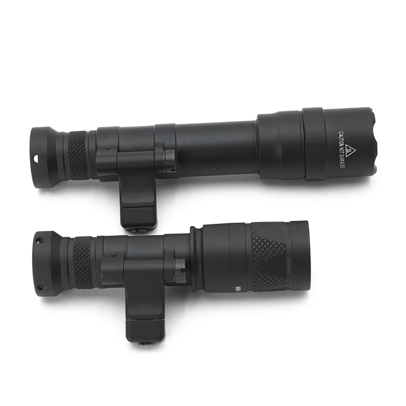 Vista frontal de la linterna mostrando el émbolo y la lente