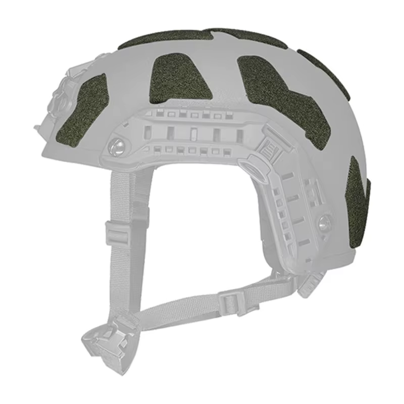 Pegatina mágica aplicada en casco FAST mostrando varios parches