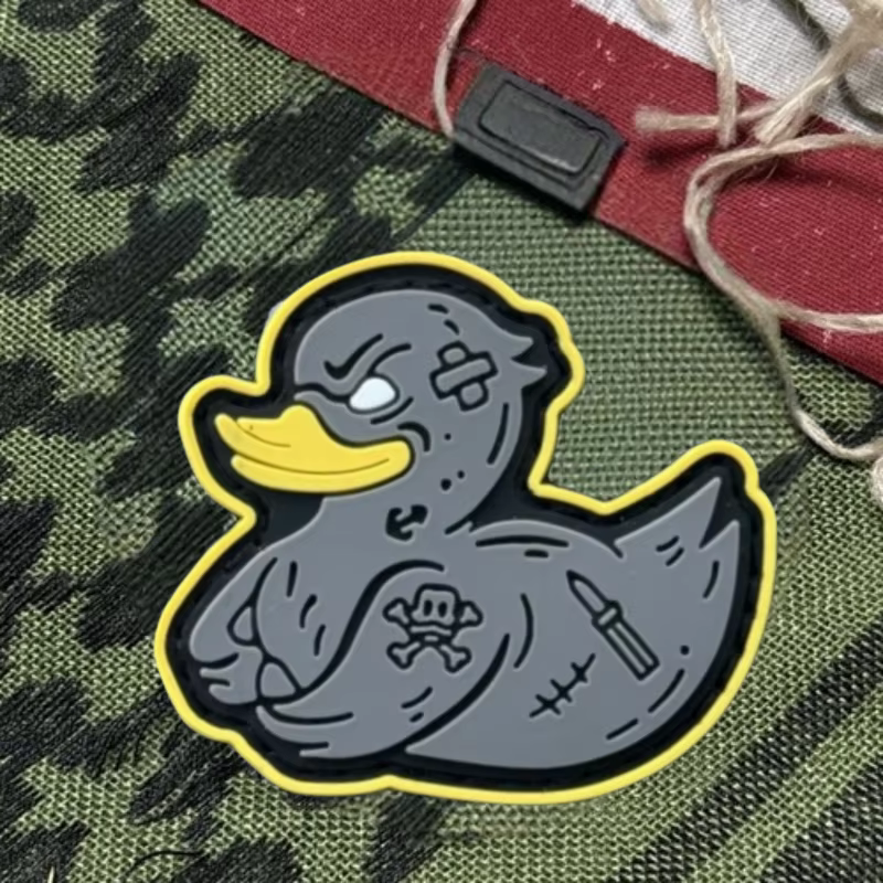Parche de PVC con diseño de pato Punk sobre chaleco táctico