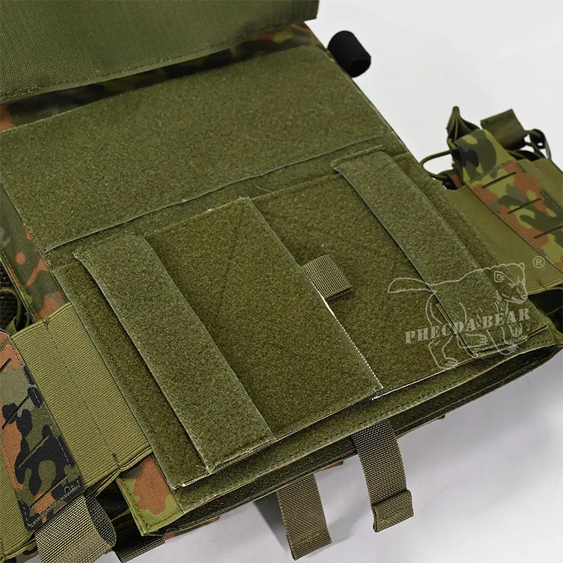 Chaleco táctico en camuflaje Flecktarn con panel frontal triple