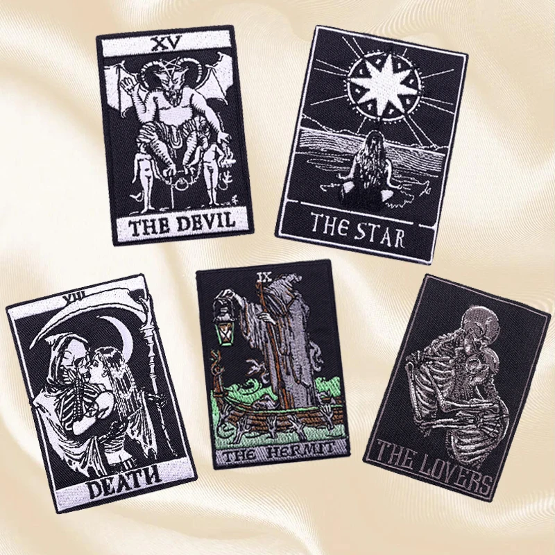 Conjunto de parches bordados termoadhesivos calavera Tarot Punk y faro - imagen 3