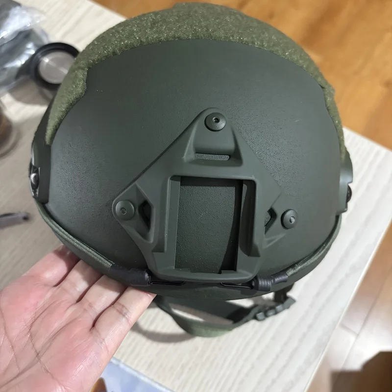 Detalle frontal del casco táctico