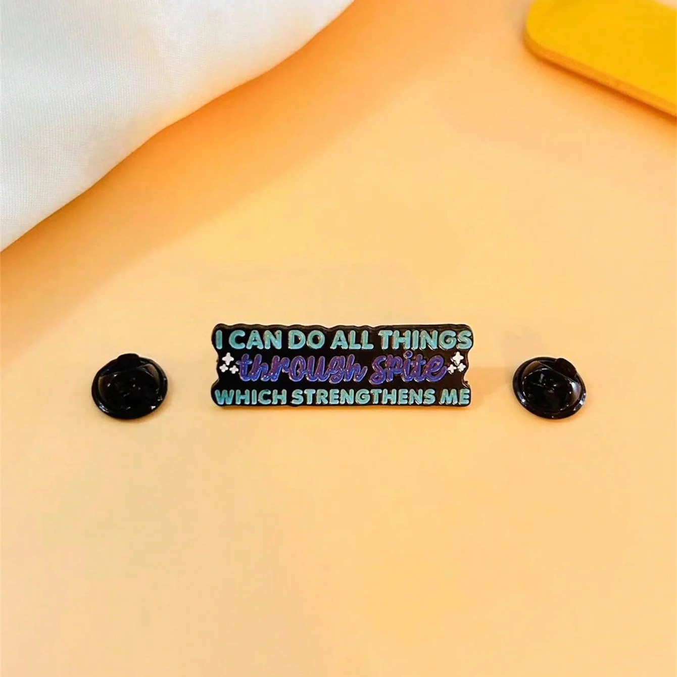 Insignia tipo pin con frase sagrada para mochila y uso diario - imagen 3