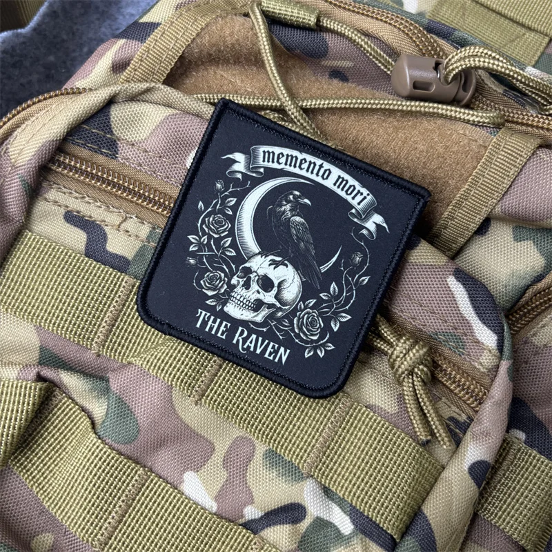 Parche táctico Memento Mori con cuervo y detalle de insignia
