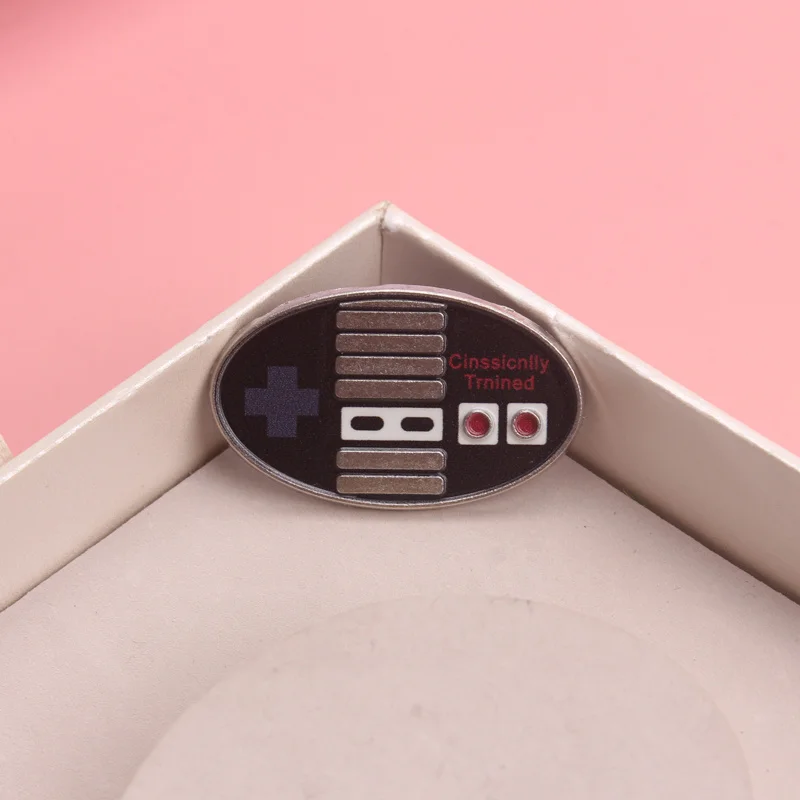 Pin táctico esmaltado vintage con controlador retro – broche mochila - imagen 4