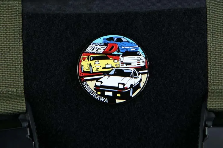 Parche de metal Initial D Racing Shibukawa en primer plano
