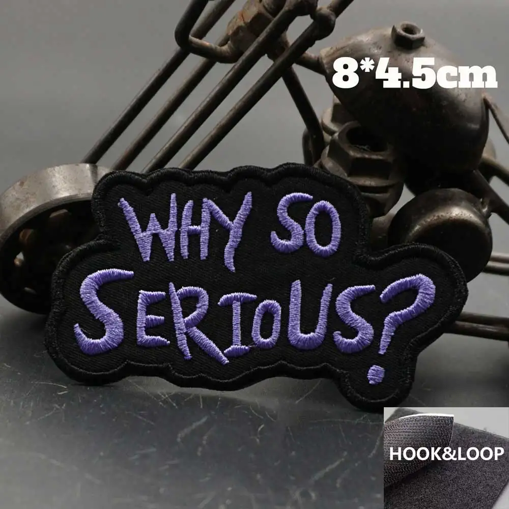 Detalle del bordado why so serious en primer plano