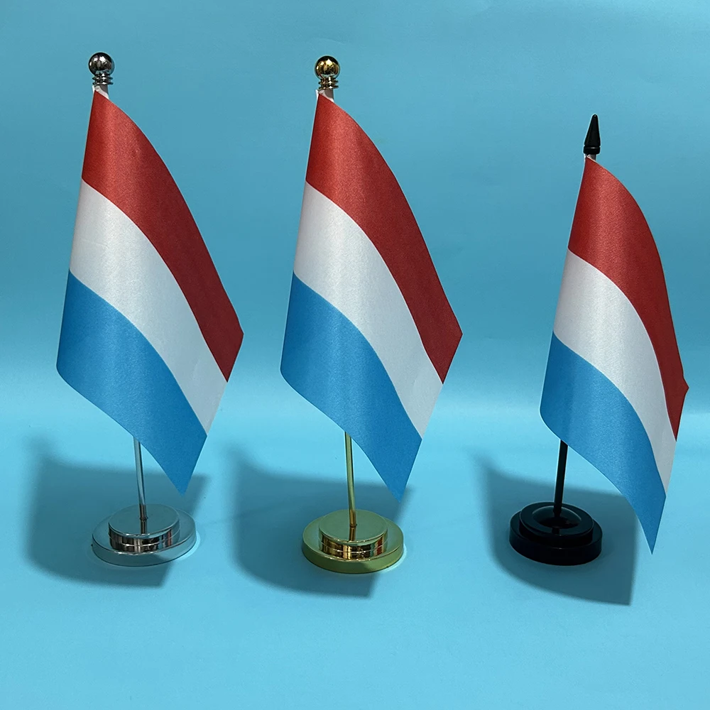 Bandera de Luxemburgo sobre escritorio
