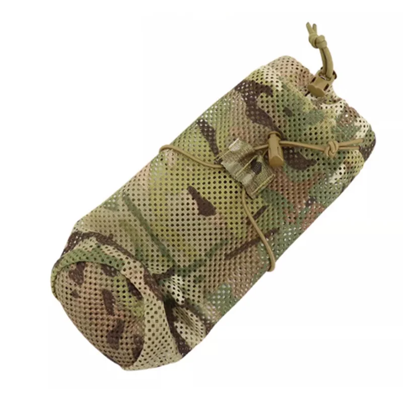 Bolsa utilitaria MOLLE con botella insertada, vista en contexto de uso
