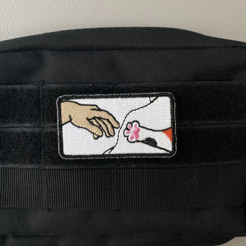 Insignia de gato divertido aplicada en una mochila