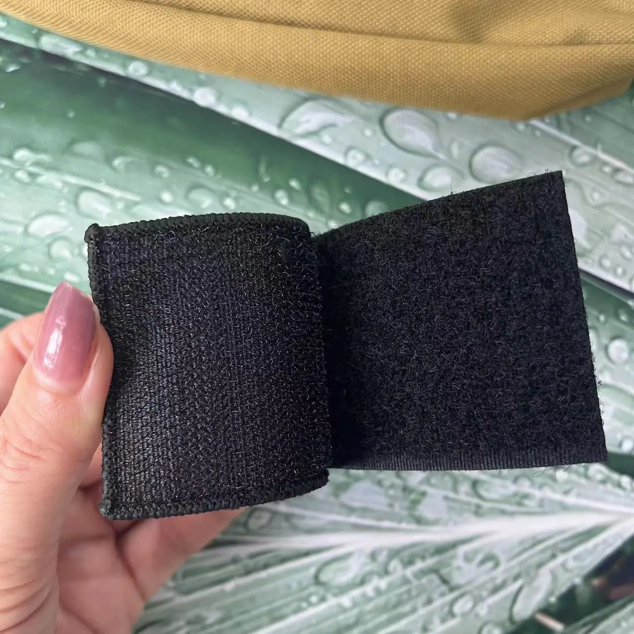 Detras del parche con respaldo Velcro