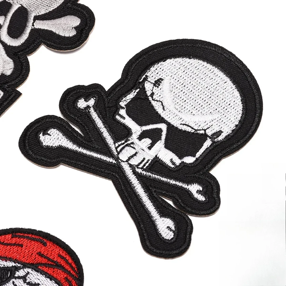 Parche bordado de calavera pirata con huesos cruzados para planchar - imagen 5