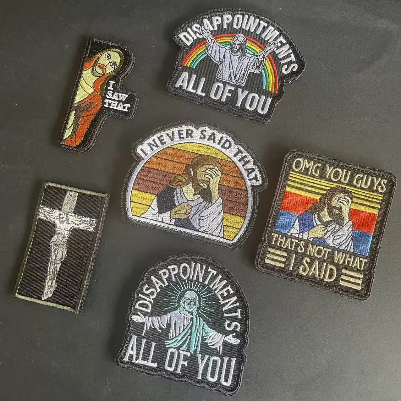 Parche bordado con expresión de Jesús y aplique cruz para mochila - imagen 5