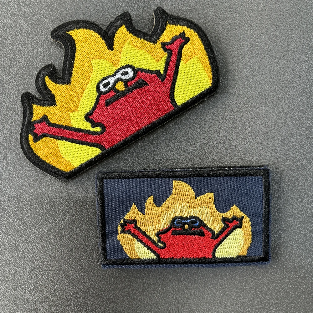 Parche Hell Fire colocado en un brazalete táctico