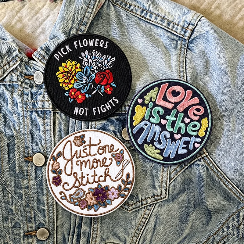 Parche termoadhesivo con frases positivas, flores y letras bordadas