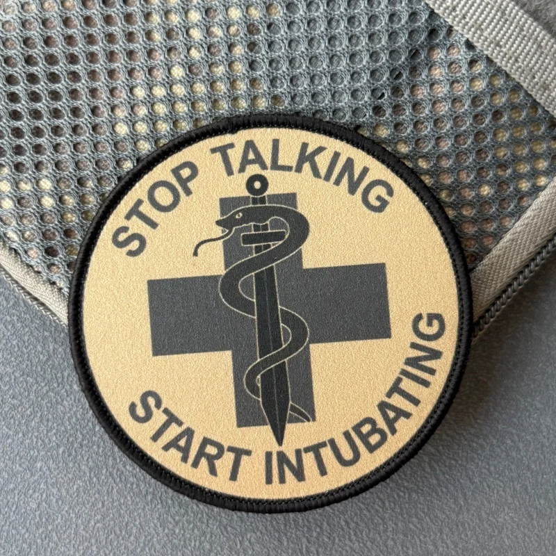 Parche médico Stop Talking Start Intubating, con gancho y bucle táctica - imagen 2