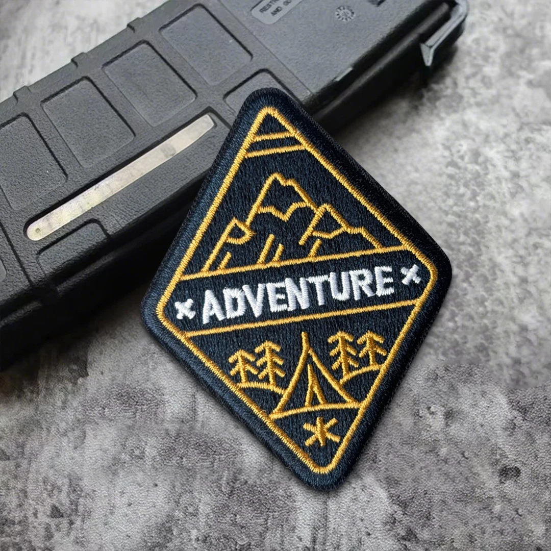 Parche bordado aventura montaña tierra salvaje con velcro mochila - imagen 3