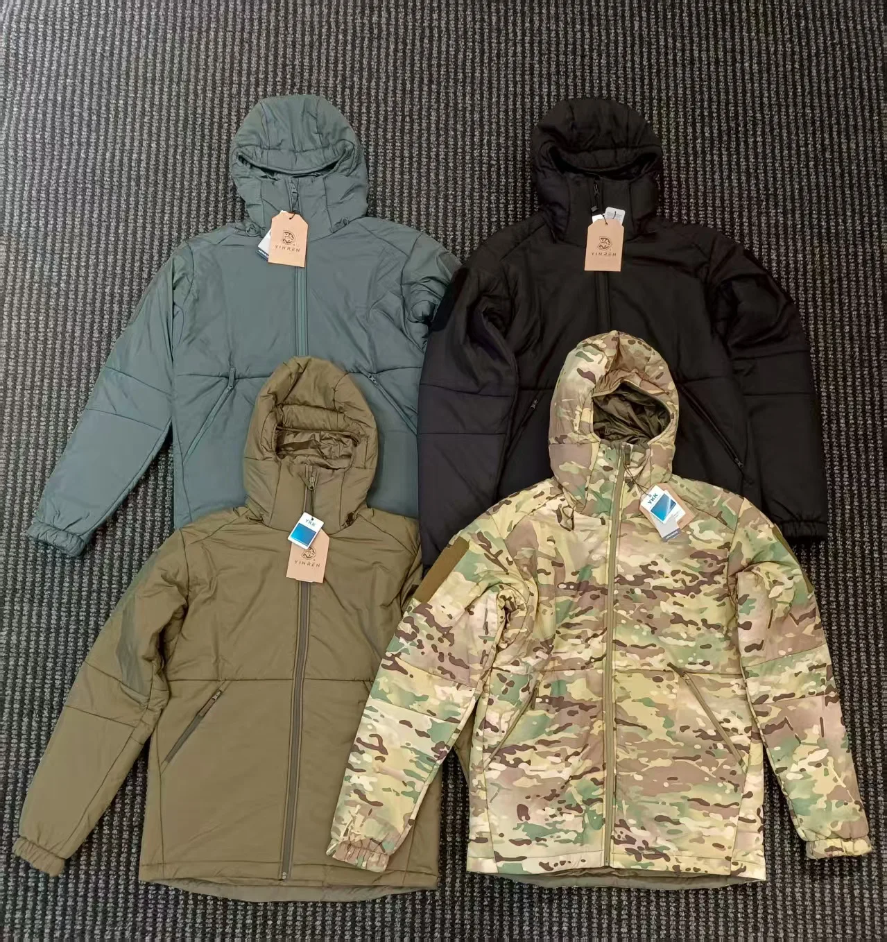 Vista de la chaqueta táctica y su patrón camuflado