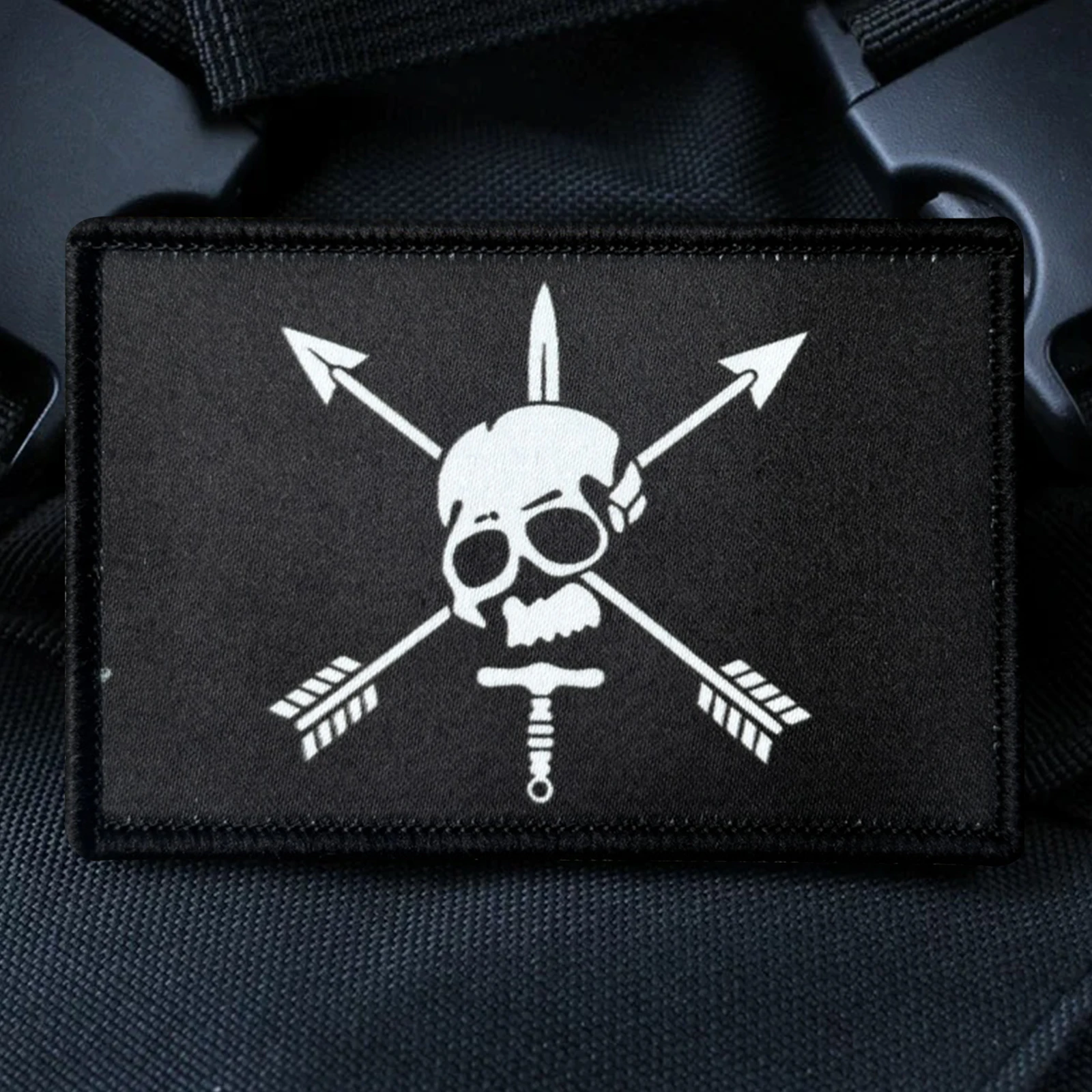 Parche táctico calavera militar con flechas cruzadas gancho y bucle - imagen 3