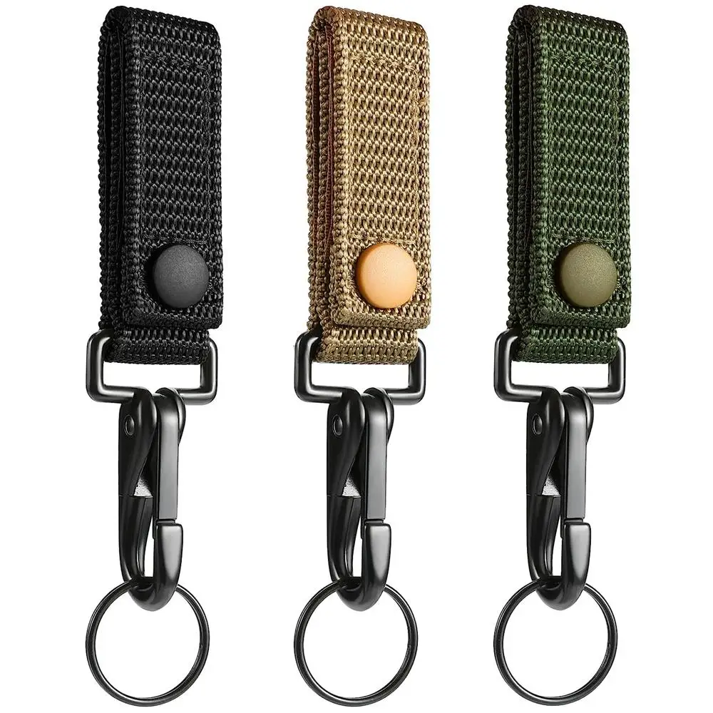 Detalle del mosquetón de metal y la correa de nailon