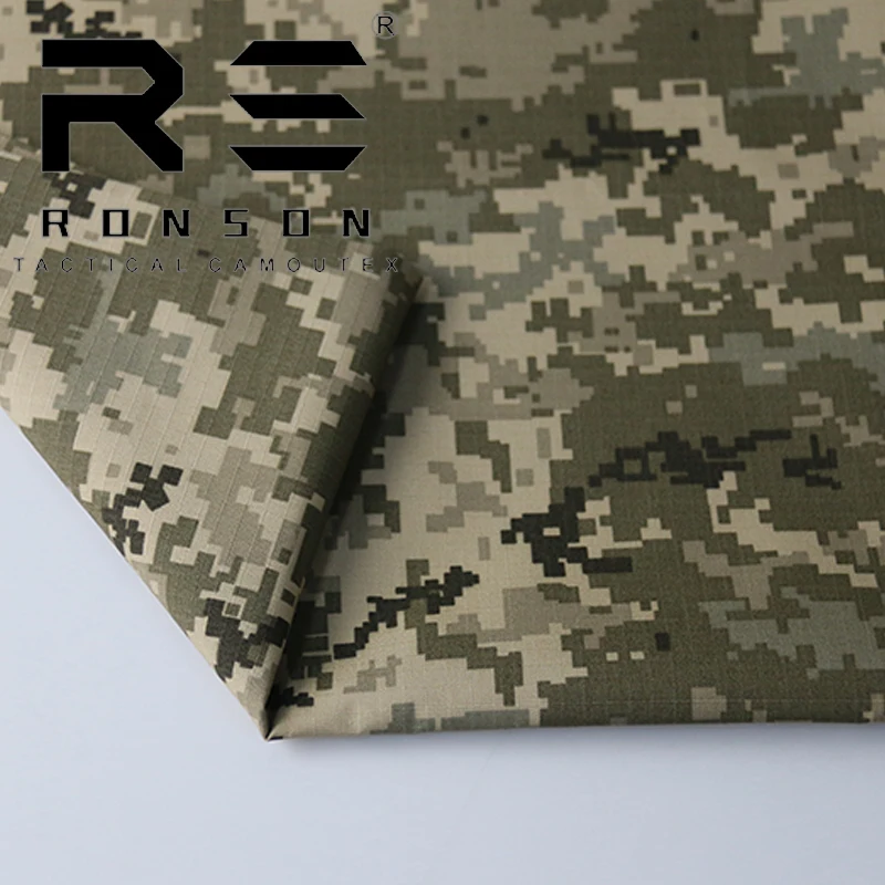 Detalle del tejido a cuadros con patrón de camuflaje