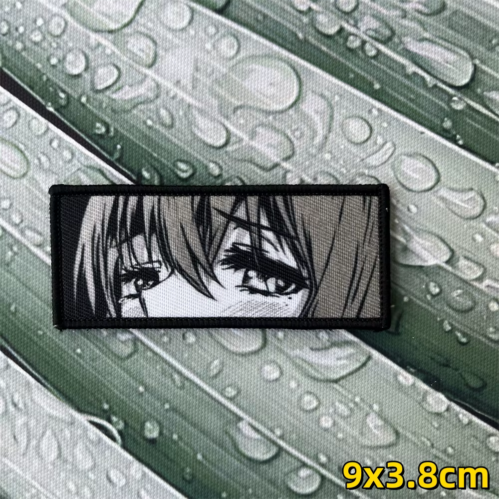 Parches de anime con diseño Eye Kill en fondo oscuro