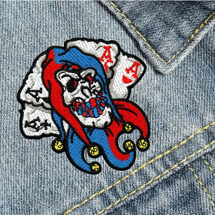 Vista completa del parche de calavera Ace Poker estilo biker