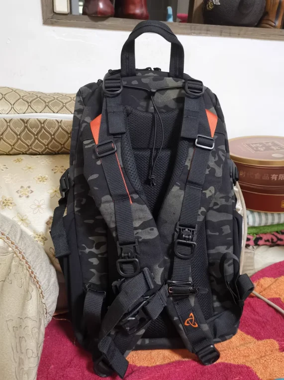 Vista frontal de la mochila táctica ripstop impermeable