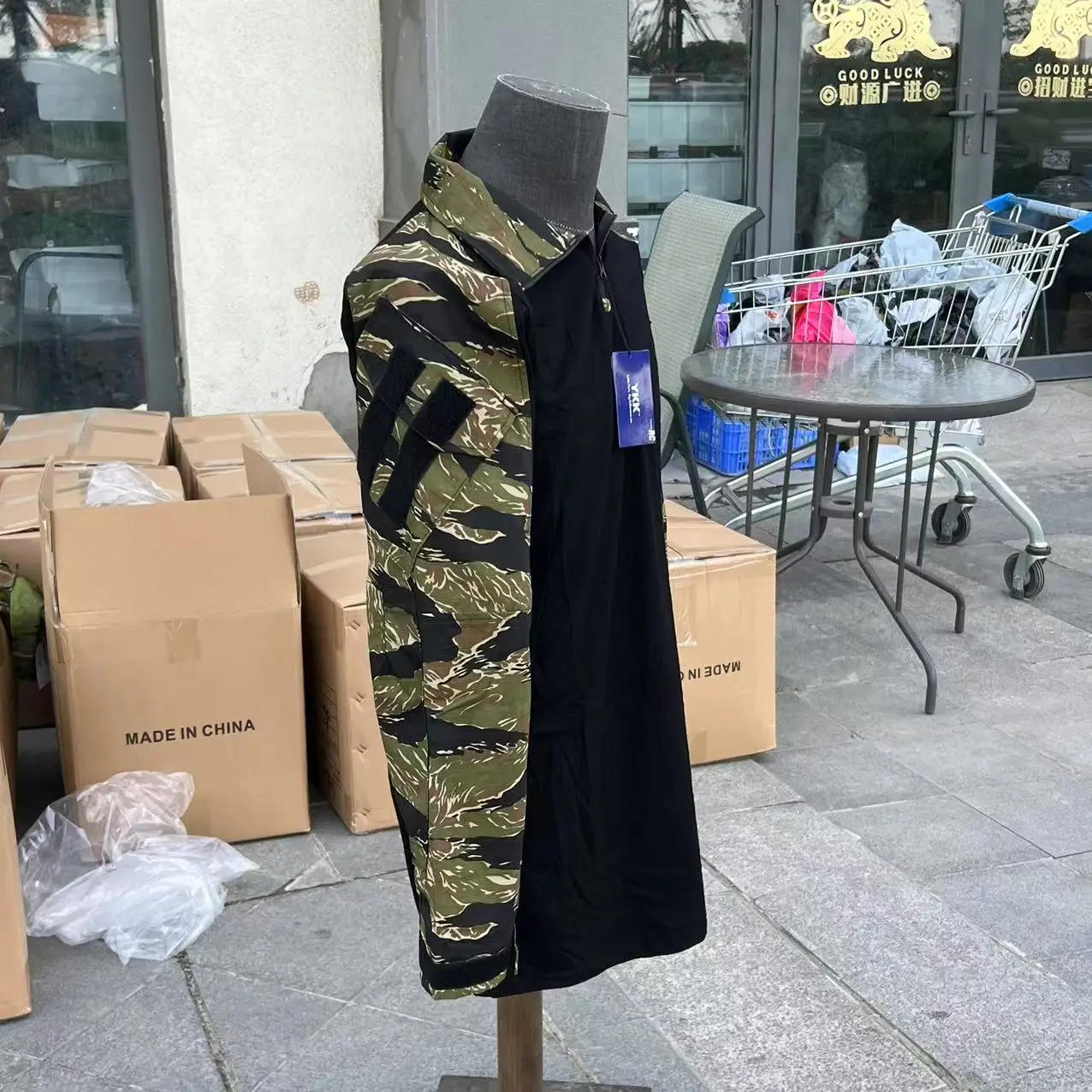Traje de rana selva rayas tigre, pantalón táctico y top