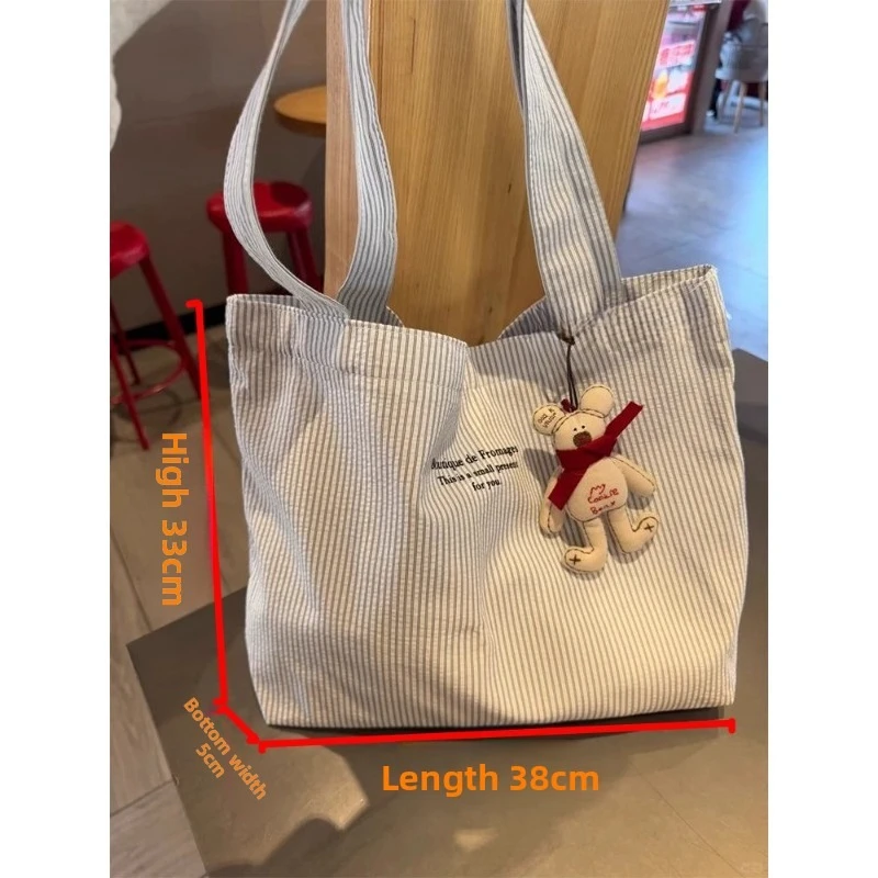 Detalle del tejido y caída de la bolsa