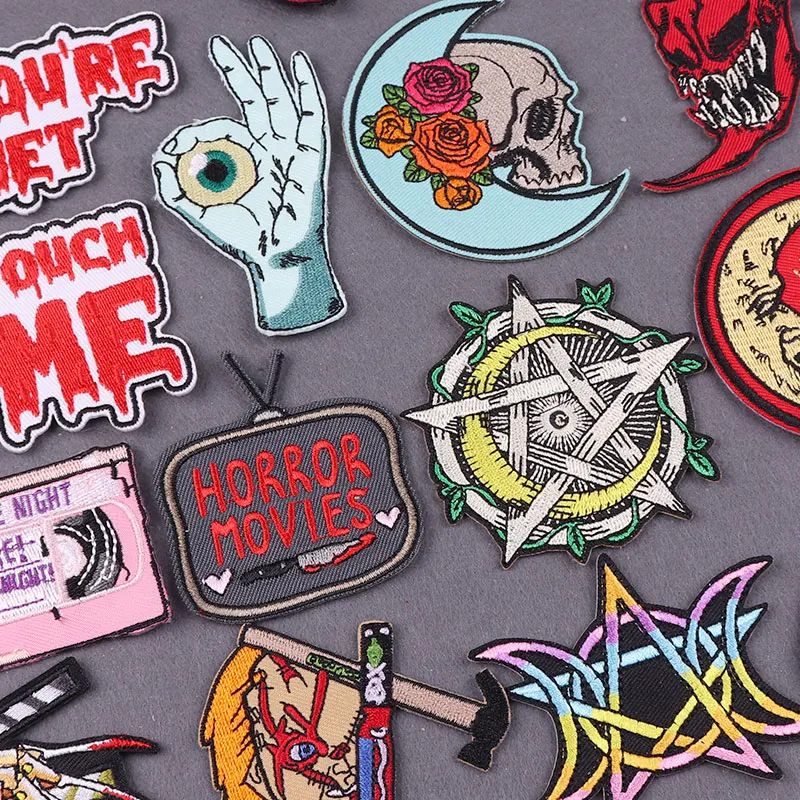 Parche bordado con diseño misterioso y líneas oscuras
