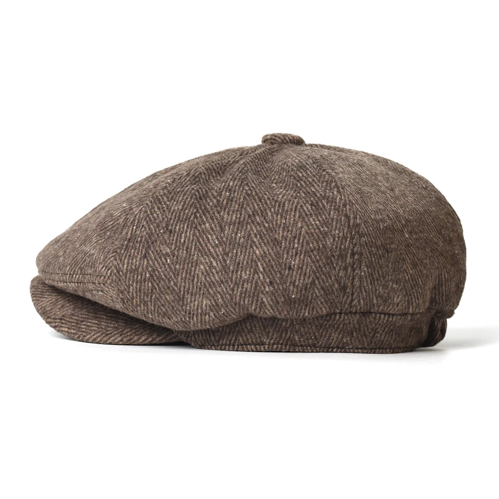 Gorra con acabado cálido y diseño a rayas