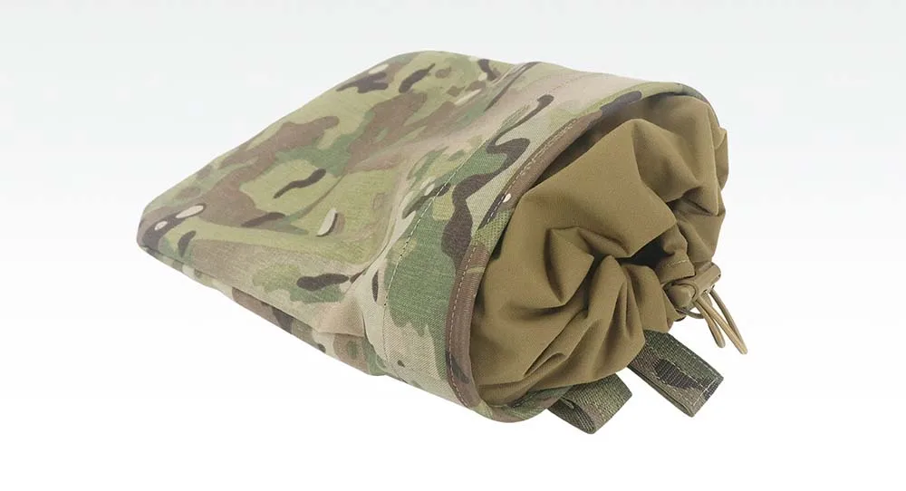 Detalle del sistema MOLLE y cintas de fijación